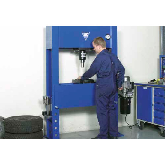 Инструменти Електро-хидравлична преса P60EH2 (7025500) на марката AC Hydraulic A/S ще намерите в DalkoMotors.com КОД:7025500 / Електро-хидравлична преса P60EH2 / 18044 от AC Hydraulic A/S категория Сервизни преси от DalkoMotors.com